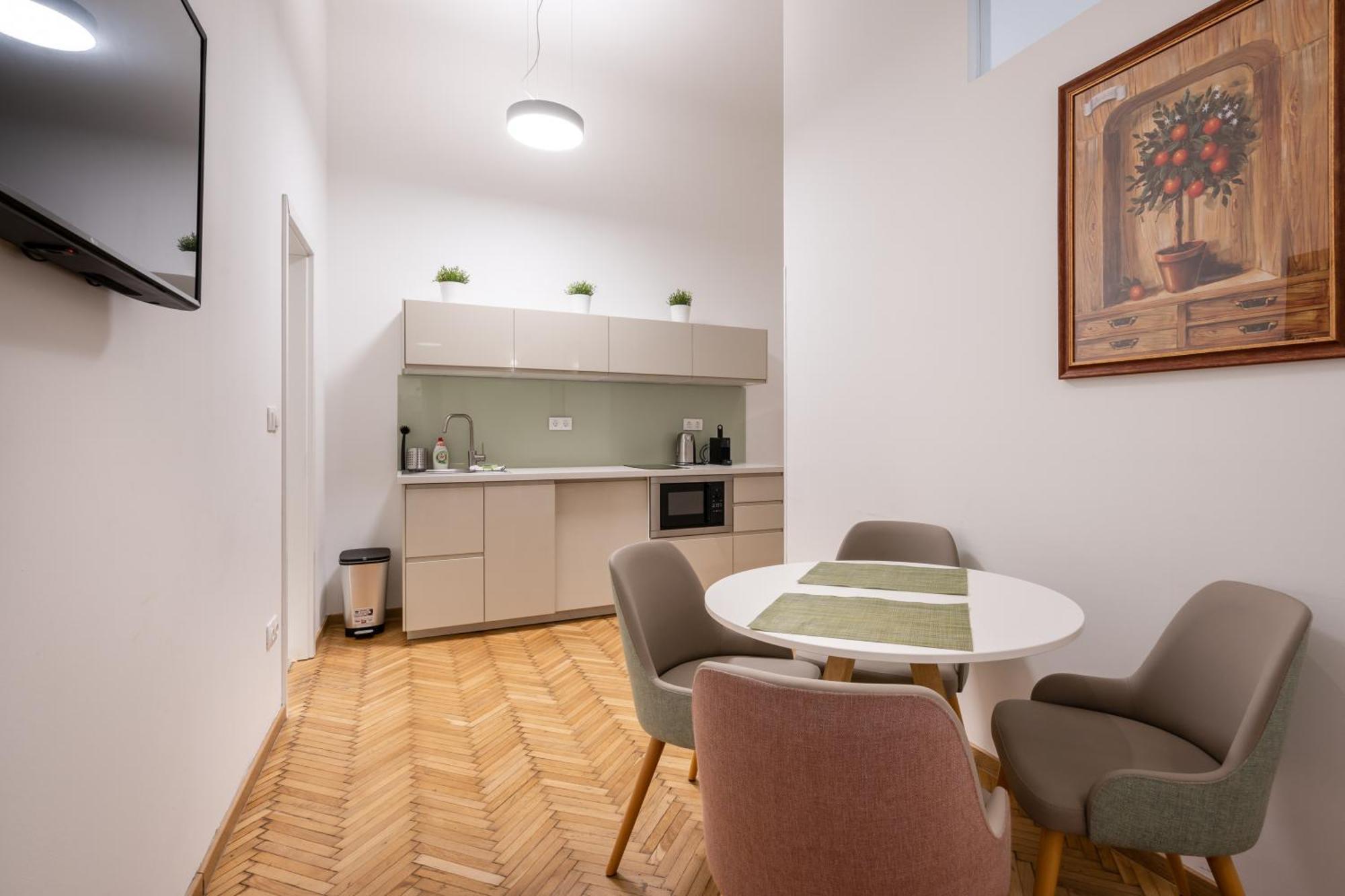 City Block Apartment *